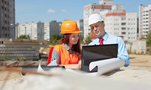 Profesionales de Corporativo Efecto I revisando proyecto en obra